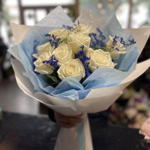 Buchet 9 trandafiri albi și limonium