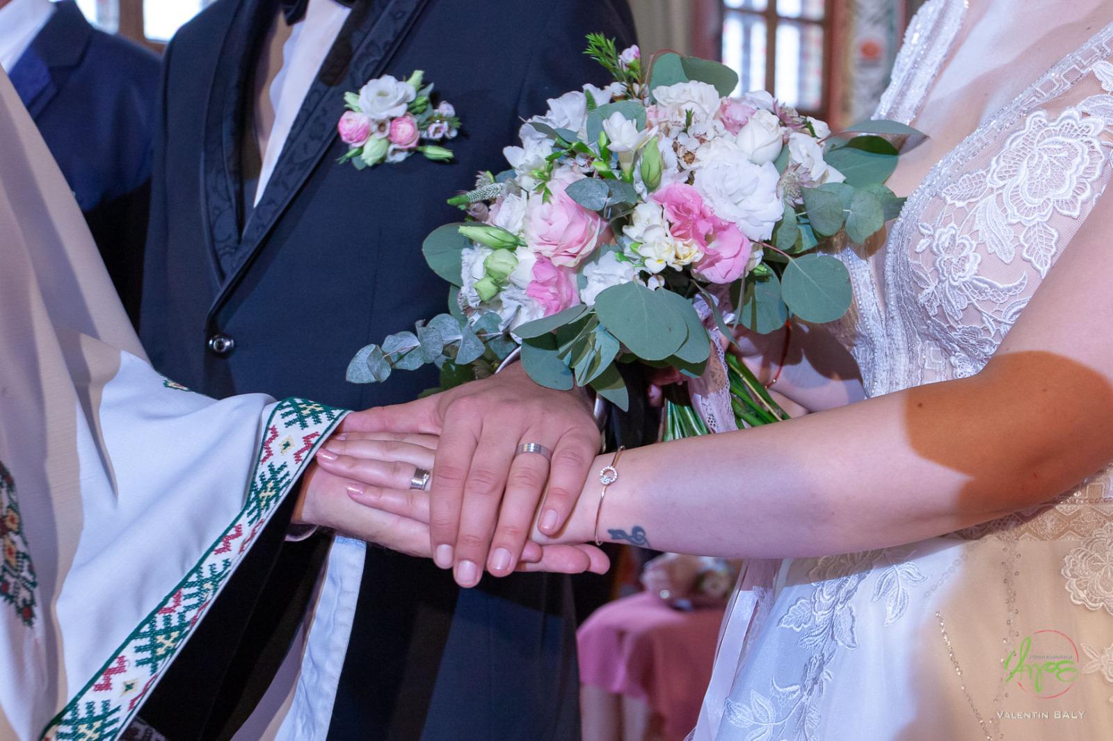 Read more about the article Flori de nuntă: Cum alegi aranjamentele perfecte pentru ziua cea mare