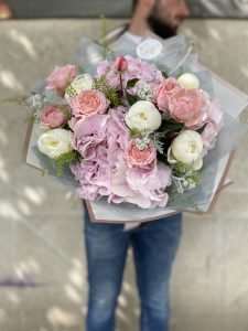 Buchet bujori și hortensie