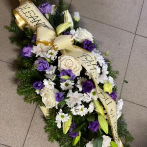 Aranjament funerar flori naturale, aprox. 90 cm – Flori albe și Lila, mixt, crizantemă, crin, trandafir și eustoma