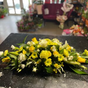 Aranjament funerar flori naturale, mixt trandafiri, crin, eustoma, crizantemă