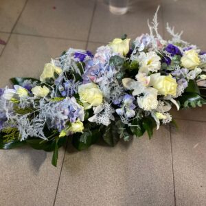 Aranjament funerar mix trandafiri, hortensii și delphinium