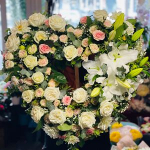 Coroană funerară flori naturale Inimă cu suport, mixt de trandafiri cu crin și mini trandafiri