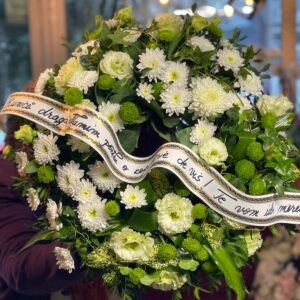 Coroană funerară flori naturale Mix crizantemă și lisianthus