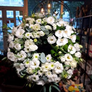 Coroană funerară flori naturale Mixt flori albe, orhidee, eustoma, crizantemă