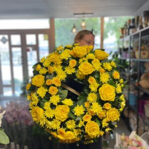 Coroană funerară flori naturale Mixt trandafiri și crizantemă, suport cu picior