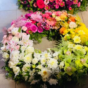 Coroană funerară flori naturale Rainbow, mixt de flori
