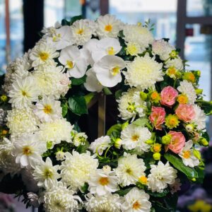 Coroană funerară flori naturale Suport rotund cu picior, mixt de flori de sezon cu orhidee