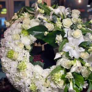 Coroană funerară flori naturale, crizantemă, trandafiri, crin, dianthus