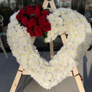 Coroană funerară flori naturale în formă de inimă, trandafiri și crizantemă