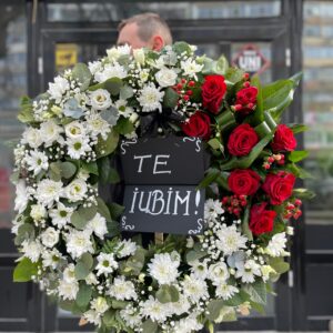 Coroană funerară flori naturale, mixt trandafiri, eustoma, crizantemă, gipsofila