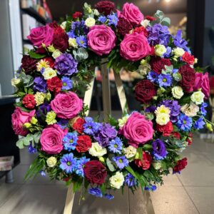 Coroană funerară flori naturale, trandafiri, crizantemă, lisianthus