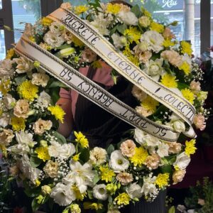 Coroană funerară flori naturale mix crizantemă, lisianthus, crin
