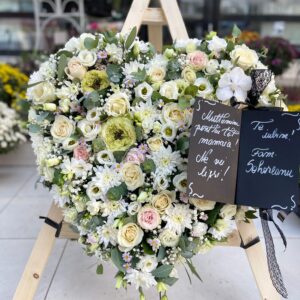 Coroană funerară naturală inimă, mixt trandafiri, minirose, eustoma și crizantemă în culori pastelate