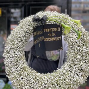 Coroană funerară flori naturale rotundă pe bază de burete – Gipsofila și cale