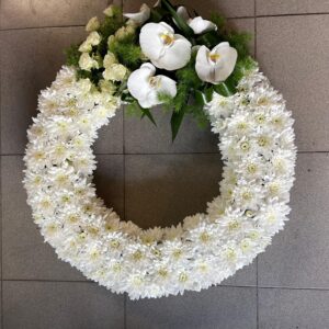 Coroană rotundă flori naturale pe burete – Crizantemă, minirose și orhidee