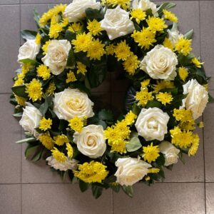 Coroană rotundă flori naturale pe burete – Crizantemă și trandafiri