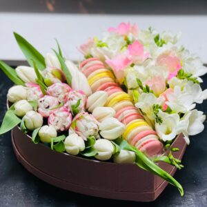 Aranjament cu lalele, frezii, macarons în cutie inimă