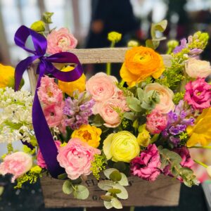 Aranjament floral colorat cu flori mixte de primăvară