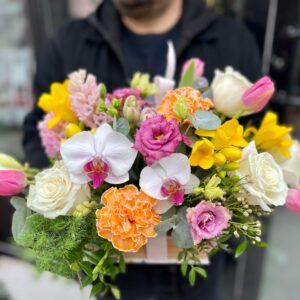 Aranjament floral în cutie tip carte