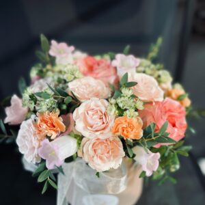 Aranjament floral mixt culori pastelate