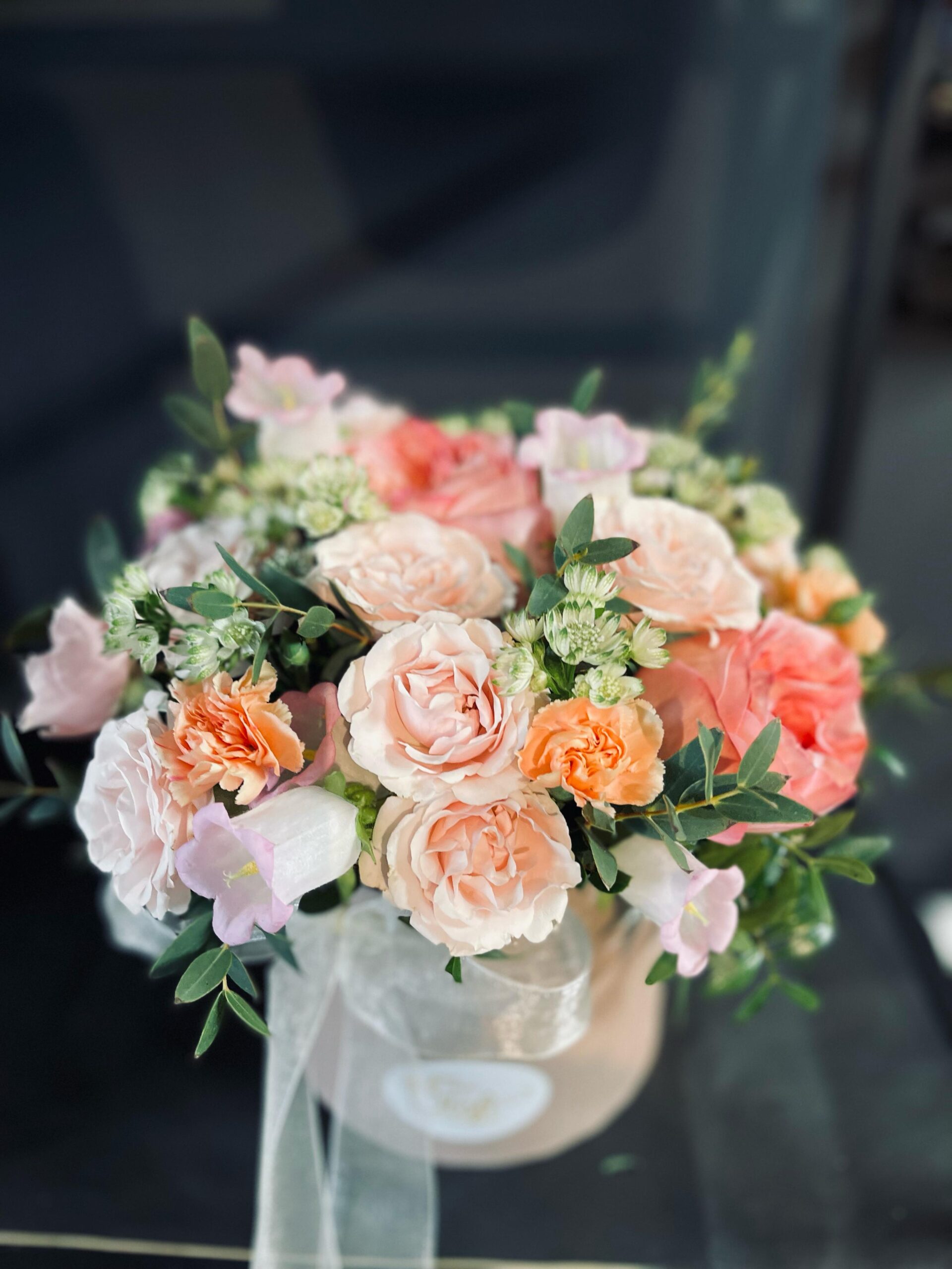 Aranjament floral mixt culori pastelate