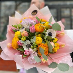 Buchet mix ranunculus, anemone, frezii, lalele