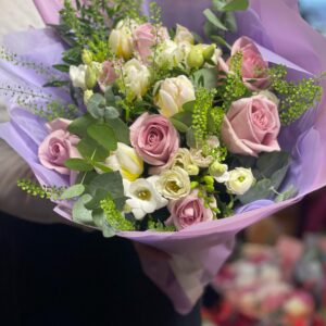 Buchet mixt frezii, lalele și trandafiri