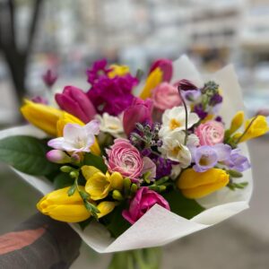 Buchet mixt lalele, frezii, ranunculus