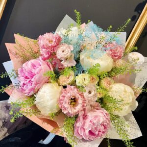 Buchet mixt cu bujori