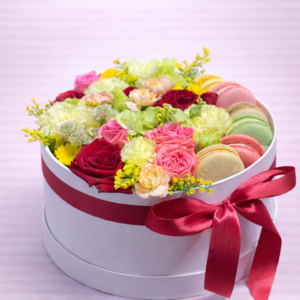 Cutie Florală Elegantă cu Trandafiri Pastel și Macarons – Cadou Special