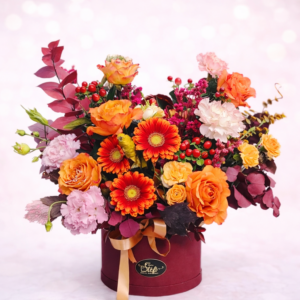 Aranjament floral în cutie bordo cu trandafiri și gerbera  „Sunset Glow”