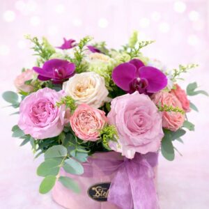Aranjament floral în cutie roz cu trandafiri și orhidee – Florăria Ștefi