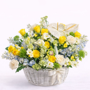 Aranjament floral în coș – Golden Garden