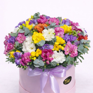Aranjament floral multicolor în cutie – Colorful Joy