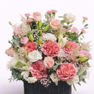 Aranjament floral romantic în coș – Pink Garden