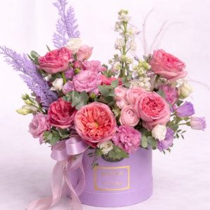 Aranjament floral roz în cutie – Pink Maison