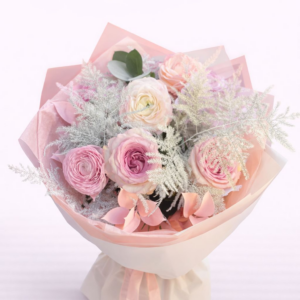 Buchet Delicat cu Trandafiri Roz Pal și Accente Albe – Soft Romance