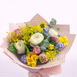 Buchet Elegant cu Ranunculus, Frezii și Mimoză – Delicatețe