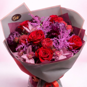Buchet Romantic cu Trandafiri Roșii și Flori Mov