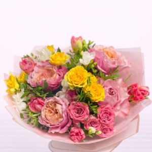 Buchet Romantic de Primăvară cu Trandafiri și Flori Pastel