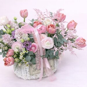 Coș Romantic cu Ranunculus și Eustoma – Garden of Eden