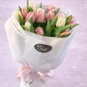 Buchet Elegant cu 17 Lalele Alb-Roz – Pastel Dream