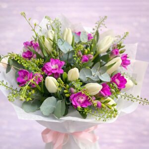 Buchet Vibrant cu Frezii Mov și Lalele – Velvet Morning