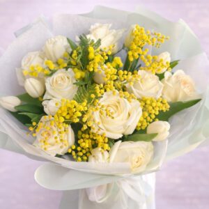 Buchet Elegant cu Trandafiri și Mimoză – Golden Sunlight